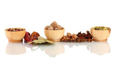 Küçük Hindistan cevizi ve üzerinde beyaz izole diğer baharatlar