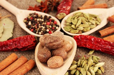 Küçük Hindistan cevizi ve diğer baharatlar çul zemin üzerine