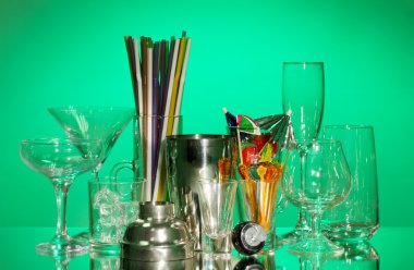 kokteyl shaker ve renkli arka plan üzerinde gözlük