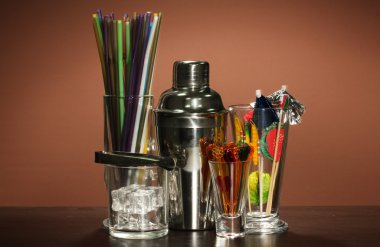 kokteyl shaker ve cam üzerine beyaz izole