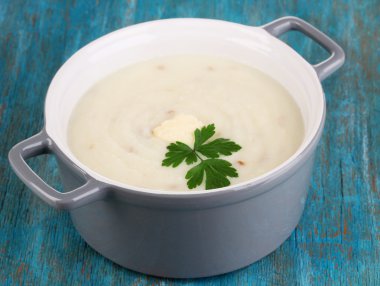 tencerede mavi ahşap masa üzerinde patates püresi