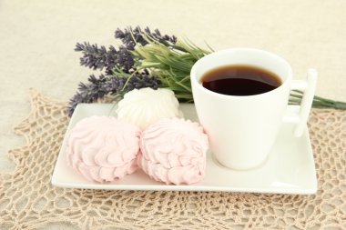 açık renkli plaka üzerinde Marshmallows