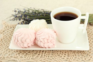 açık renkli plaka üzerinde Marshmallows