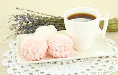 açık renkli plaka üzerinde Marshmallows