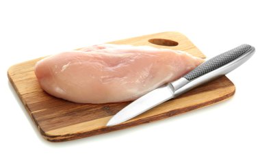 çiğ tavuk eti üzerinde beyaz izole kesme tahtası üzerinde