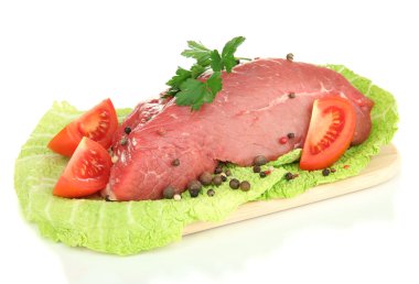 Şifalı otlarla Marine ham sığır eti ve baharat üzerine beyaz izole