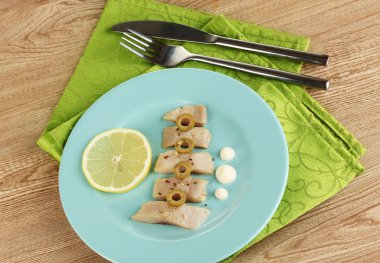 ringa balığı ve limon plaka üzerinde ahşap masa yakın çekim yemek