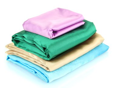 Beyaz kumaş yığınları izole edilmiş.