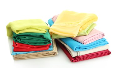 Beyaz kumaş yığınları izole edilmiş.