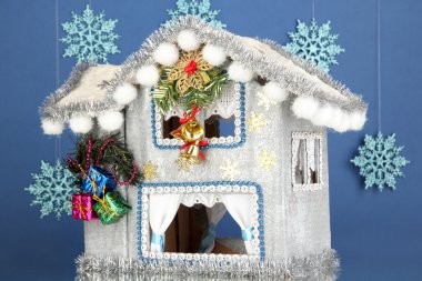 mavi renkli Noel evi dekore edilmiş