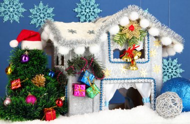 mavi renkli Noel evi dekore edilmiş