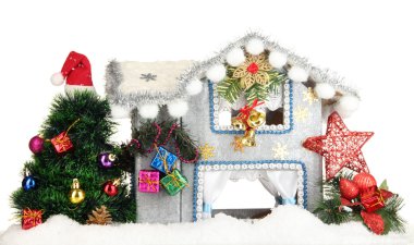 beyaz izole bir şekilde dekore edilmiş Noel evi