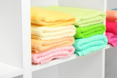 renkli havlu banyoda raflarda