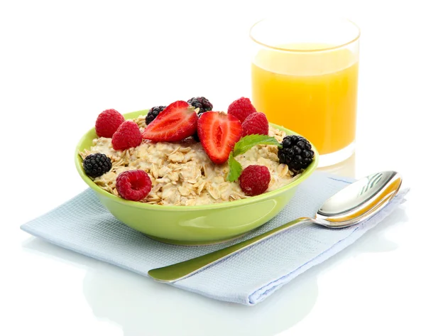 Sabrosa avena con bayas y vaso de jugo, aislado en blanco — Foto de Stock