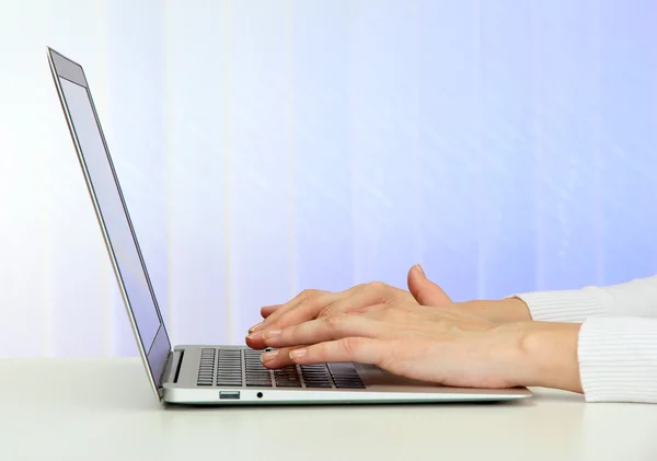 Primer plano de las manos de la mujer de negocios escribiendo en el ordenador portátil —  Fotos de Stock