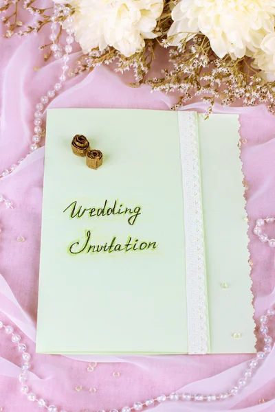 Svatební pozvánky na dekorovaný stůl detail — Stock fotografie