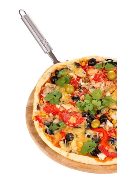 Gustosa pizza con verdure, pollo e olive isolate su bianco — Foto Stock