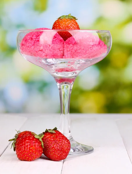 Delicioso helado sobre mesa de madera sobre fondo brillante —  Fotos de Stock