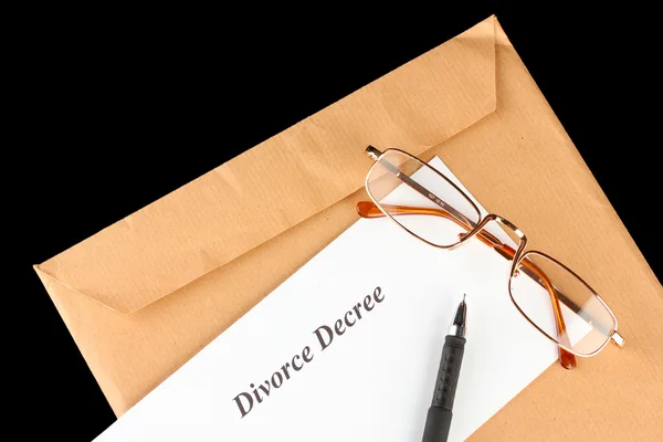 Boşanma kararı ve siyah arka plan üzerinde zarf — Stok fotoğraf