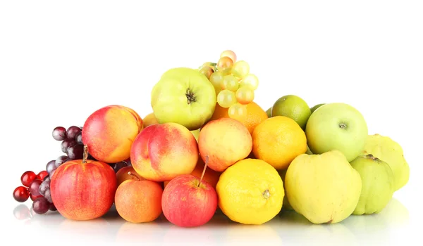 Surtido de frutas exóticas aisladas en blanco — Foto de Stock