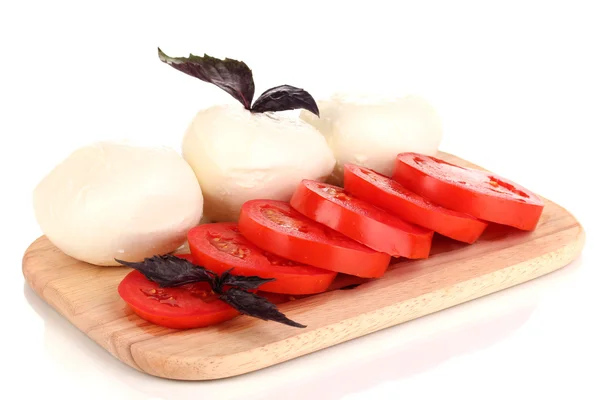 Mussarela saborosa com tomates em tábua de corte isolada em branco — Fotografia de Stock