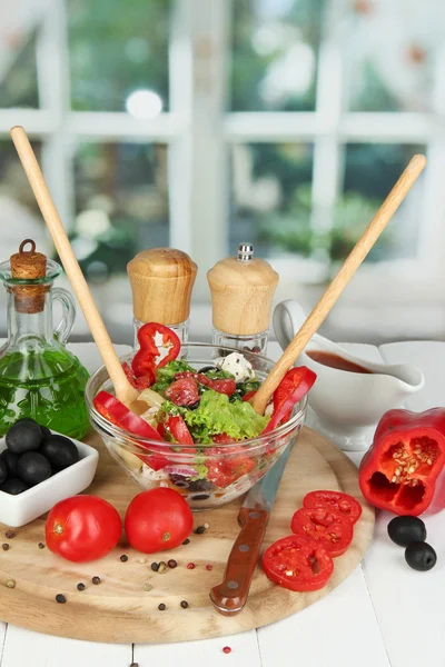 Taze salata malzemeleri ahşap pencere arka masada yemek pişirmek için çevrili cam kase — Stok fotoğraf