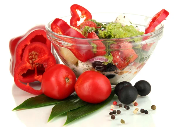 Salada grega fresca em tigela de vidro isolada em branco — Fotografia de Stock