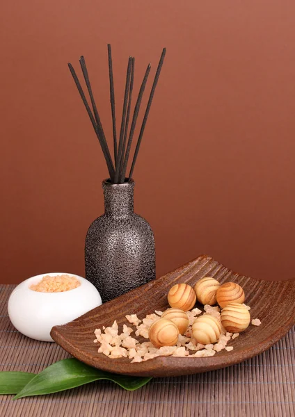 Pengaturan aromatherapy pada latar belakang coklat — Stok Foto
