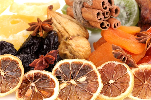 Frutas secas con canela y anís estrellado de cerca — Foto de Stock