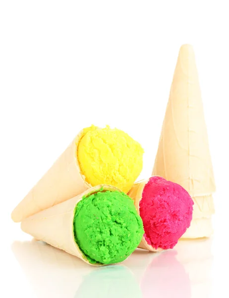Tres cucharadas de helado de limón, fresa y kiwi en los conos de gofre aislados en blanco —  Fotos de Stock