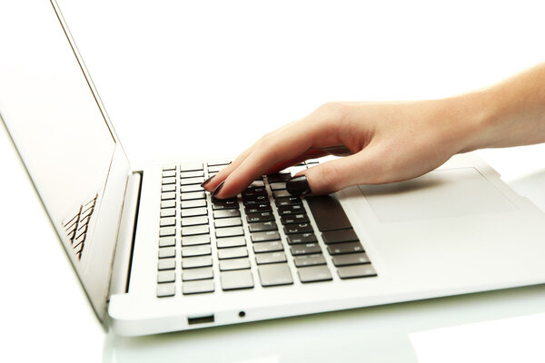 женские руки, пишущие на лаптоте, изолированные на белом
