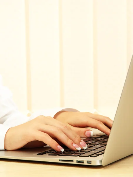 Mani femminili che scrivono su laptot, primo piano — Foto Stock