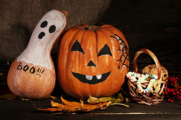 Halloween pompoenen op donkere achtergrond — Stockfoto