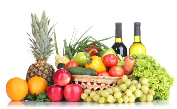 Composição com legumes e frutas em cesta de vime isolado em branco — Fotografia de Stock