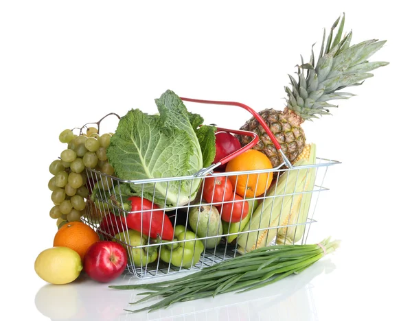 Świeże warzywa i owoce w kosz metal na białym tle — Zdjęcie stockowe