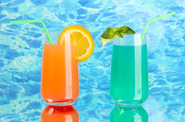 Two cocktails on blue background — Stock Photo, Image