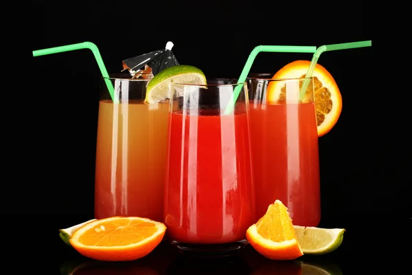 Tre cocktails isolerats på svart — Stockfoto