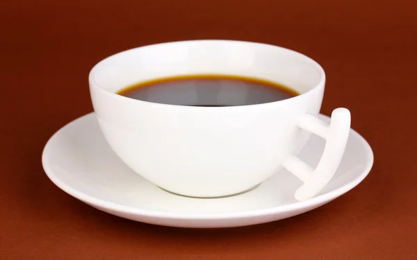 Una taza de café fuerte sobre fondo marrón —  Fotos de Stock