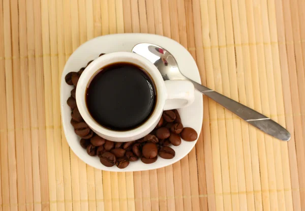 Šálek kávy na hnědém pozadí — Stock fotografie