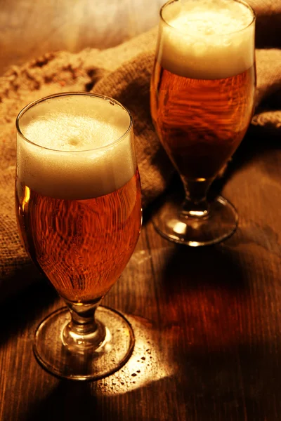 Glasses of beer on wooden table close-up — Stock Photo, Image