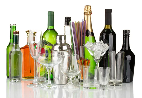 Coleção de vários copos e bebidas isoladas em branco — Fotografia de Stock