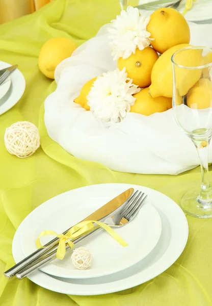 Schöne Festtagstisch-Dekoration mit Zitronen, Nahaufnahme — Stockfoto