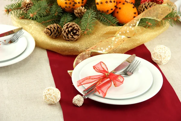 Schöne weihnachtliche Tischdekoration mit Mandarinen und Tanne, Nahaufnahme — Stockfoto