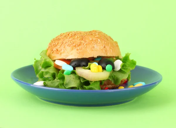 Fogalmi kép tápanyag ellátás: válogatott vitaminok és táplálék-kiegészítők a bun. A háttér színe — Stock Fotó