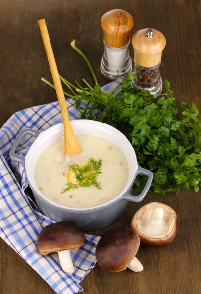 Mashed potatoes in saucepan with ingredients on wooden table — Stock Photo, Image
