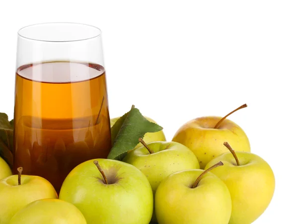 Jugo de manzana útil con manzanas alrededor aisladas en blanco — Foto de Stock