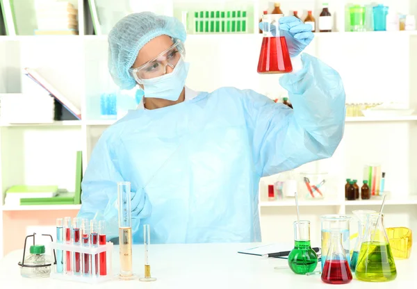 Jonge vrouwelijke wetenschapper in laboratorium — Stockfoto