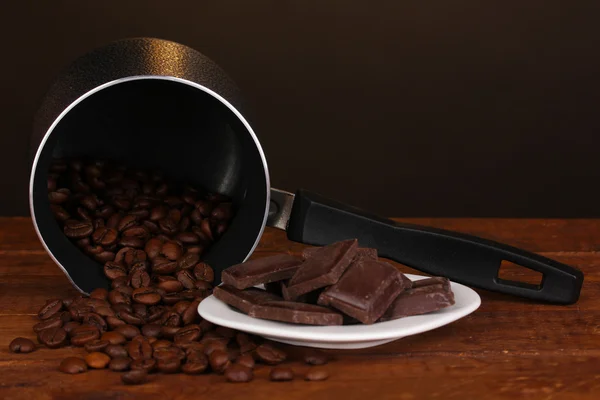 Macchina per il caffè con cioccolato sul tavolo di legno — Foto Stock