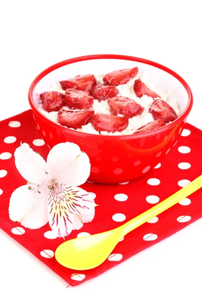 Queso de cabaña en tazón rojo con fresas en rodajas aisladas en blanco —  Fotos de Stock