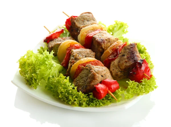 Смачне м'ясо на грилі та овочі на шампурах на тарілці, ізольоване на білому — стокове фото